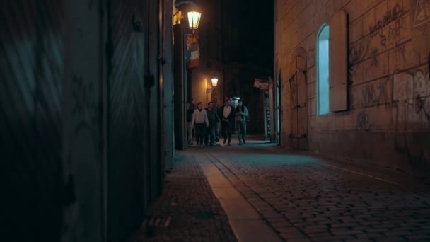Группа мужчин, идущих ночью Прага — стоковое видео