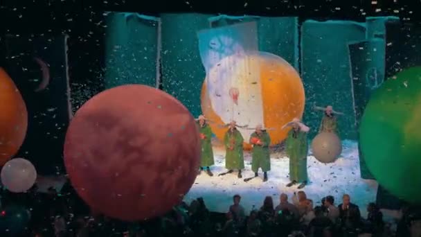 Slava Polunin Snow Show. Lidé si s obrovské bubliny — Stock video