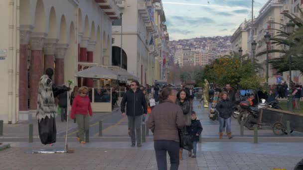 La gente cammina lungo la strada pedonale durante il giorno. Salonicco, Grecia — Video Stock