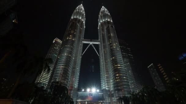 Hiperlapso de caminhada perto de Petronas Towers à noite, Kuala Lumpur — Vídeo de Stock