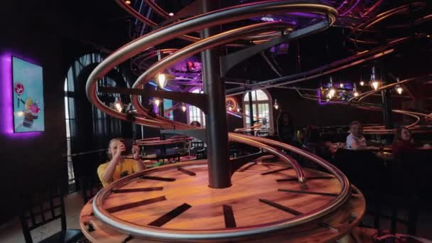 运送粮食中餐厅由螺旋导轨，奥地利 — 图库视频影像