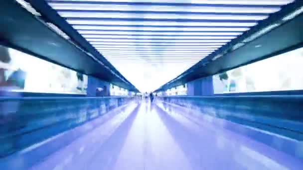 Hyperlapse van het lopen in de luchthaven — Stockvideo