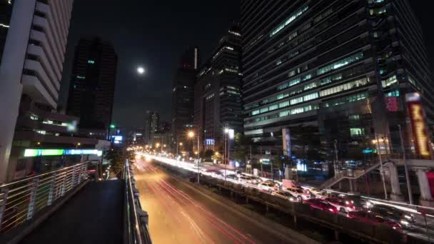Timelapse van drukke auto verkeer in de nacht Bangkok, Thailand — Stockvideo