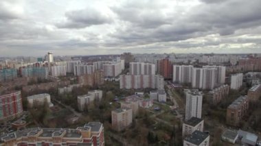 Havadan görünümü Moskova, bulutlu hava bölgelerinden biri. Quadrocopter gelen kentsel cityscape