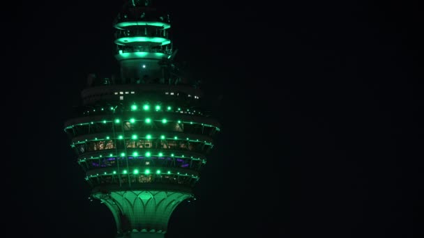 Timelapse della Menara KL Tower di notte — Video Stock