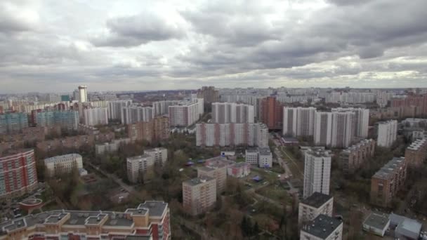 Luftaufnahme eines der Bezirke von Moskau, bewölktes Wetter. Stadtbild vom Quadrocopter aus — Stockvideo