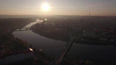 Prag ve köprü Vltava Nehri gündoğumu, eski kesiminde hava görünümünü. Kentsel peyzaj