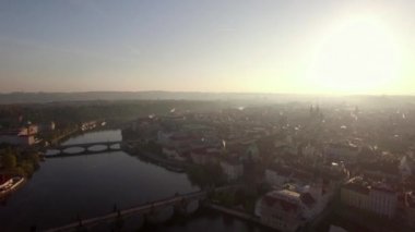 Sessiz ve güzel Prag zirvesinde gündoğumu, havadan görünümü