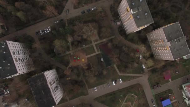 Flying over the yard of apartment blocks in Moscow — Stock Video