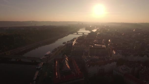 Survoler Prague et la rivière Vltava au coucher du soleil — Video