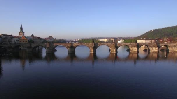Antenn skott av Karlsbron över Vltava floden i Prag — Stockvideo