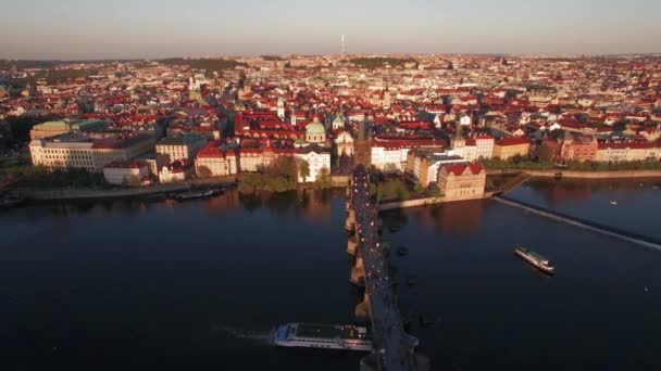 Снимок с воздуха Праги и Карлова моста, Чехия — стоковое видео
