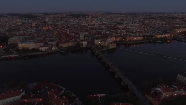 Vista aérea de Praga y el Puente de Carlos al atardecer — Vídeos de Stock