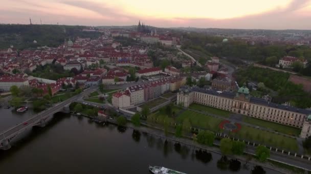 Praga paisaje urbano y río Moldava, vista aérea — Vídeo de stock