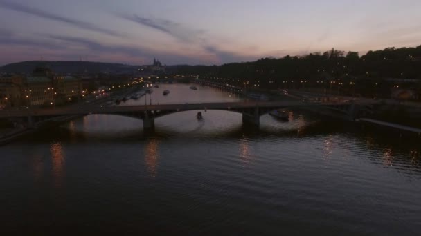 Volando sobre el puente de Praga Manes, vista al atardecer — Vídeo de stock