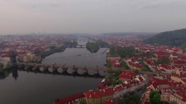 Vltava Nehri ve riverside Prague, havadan görünümü