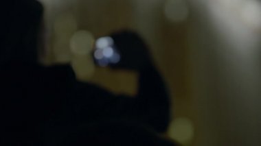 Seyirci kadın fotoğrafları smartphone üzerinden Sahne Alanı'nın dizi açık hava müzik konserinde yapar.