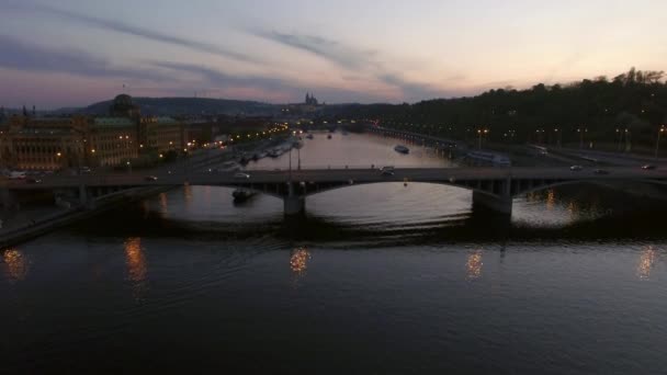 Večerní Praha, letecký pohled na most Manes — Stock video