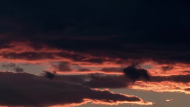 Тімелапс темних хмар у вечірньому небі — стокове відео