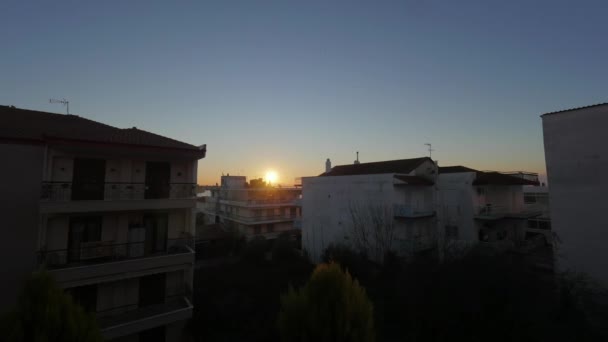 游戏中的太阳升起在小镇的时光倒流 — 图库视频影像