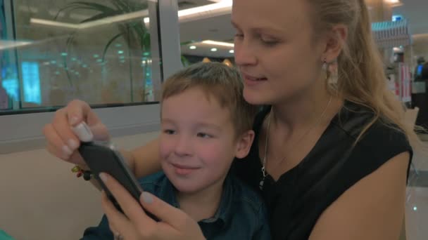 Mor och barn med hjälp av magnetiska mobil kortläsare — Stockvideo