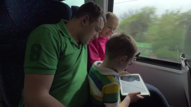 Familie reizen met de trein en het gebruik van digitale tabletten — Stockvideo