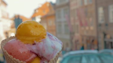 Odaklanmamış cityscape hareket görünümü arka planda yavaş ve sonra waffle görülen dondurma topları, Prague, Çek Cumhuriyeti Kupası