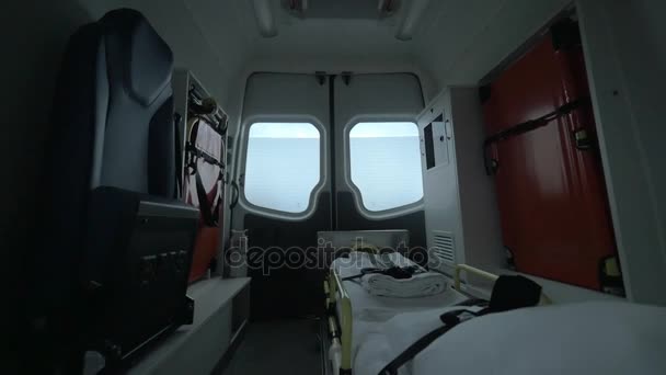 Vista para dentro da condução de carro de ambulância vazio — Vídeo de Stock