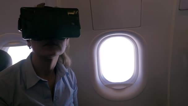 Slow motion syn på kvinnan med Vr-hjälm för smartphone i flygplan — Stockvideo