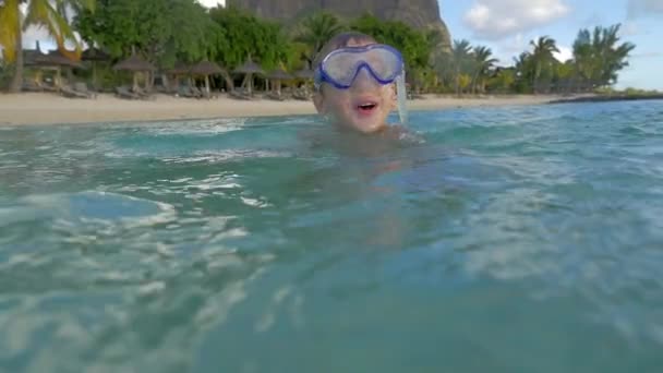 Zwolnionym tempie widok mały chłopiec kąpiel w Oceanie Indyjskim, w nurkowanie maska i zrobić zdjęcie, Port Louis, Mauritius wyspa — Wideo stockowe