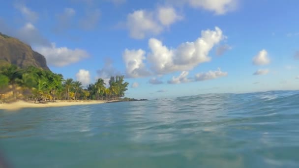 Bañarse en el océano azul claro con vistas a la playa tropical — Vídeos de Stock