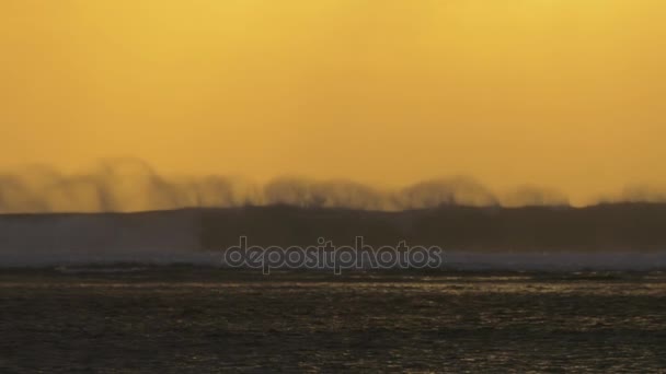 Vista mar com ondas esmagadoras ao pôr-do-sol — Vídeo de Stock