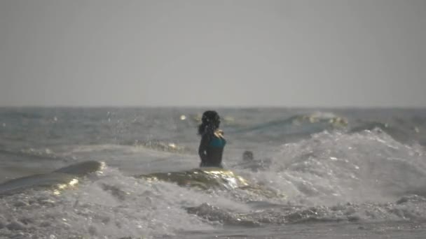 女性のシルエットを背景に嵐の大西洋のグラン カナリア島、スペインは、ビュー — ストック動画