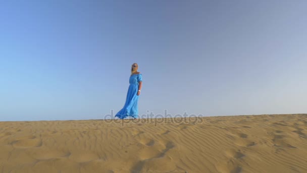 Mulher no horizonte da praia — Vídeo de Stock
