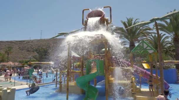 Dzieci w wodzie atrakcją na resort — Wideo stockowe