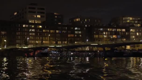 Водні екскурсії вночі в Амстердам — стокове відео