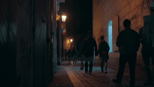Βράδυ Σίτισκεϊπ με περπάτημα σιλουέτες άνθρωποι πηγαίνουν μικρό πλακόστρωτο δρόμο, Πράγα, Τσεχική Δημοκρατία — Αρχείο Βίντεο