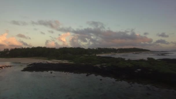 Létání od okraje ostrova do hlubin oceánu, Mauricius — Stock video