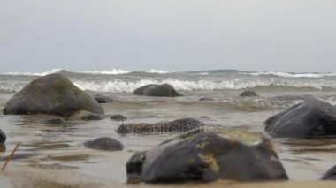 Taşlar arasında kum plaj, İspanya, Gran Canaria ada hareketli su görünümünü