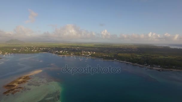 Vue aérienne de la côte avec plage de sable et eau transparente de l'océan Indien, île Mauriticus — Video