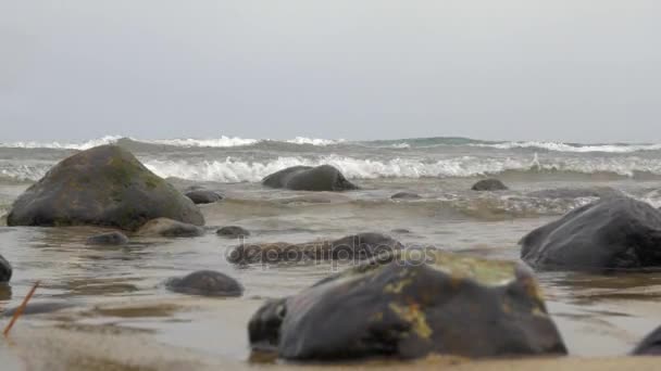 Víz, mozgó kövek a homokos strand, Spanyolország, Gran Canaria-sziget között — Stock videók