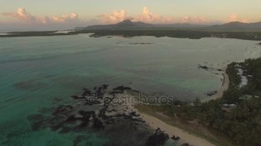 Mavi lagün ve Mauritius kıyı şeridi, havadan görünümü