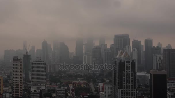 Временной взгляд на городской пейзаж с большим количеством небоскребов, построенных зданий против облаков. Куала-Лумпур — стоковое видео