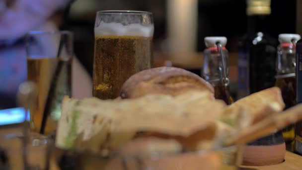 Cerveza y pan en la cafetería — Vídeo de stock