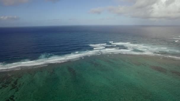 Vista aérea de la línea de agua de los mares que no se mezclan contra el cielo azul con las nubes, Isla Mauricio — Vídeo de stock