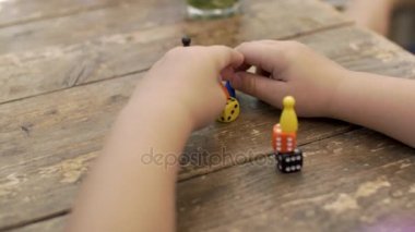 Zar ve sayaçları ile oynayan çocuk