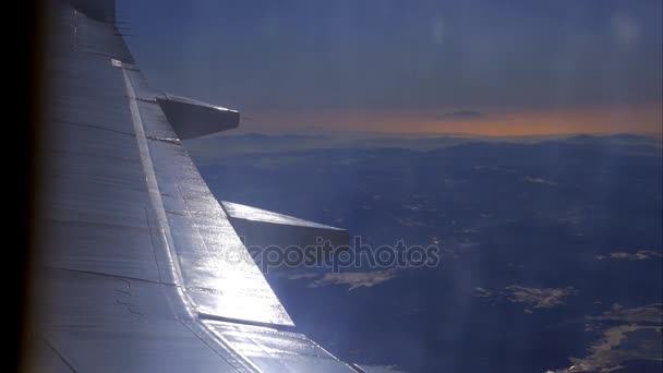 Uçak kanadı ve dağ manzara uçak penceresinden yüksek düzeyinden