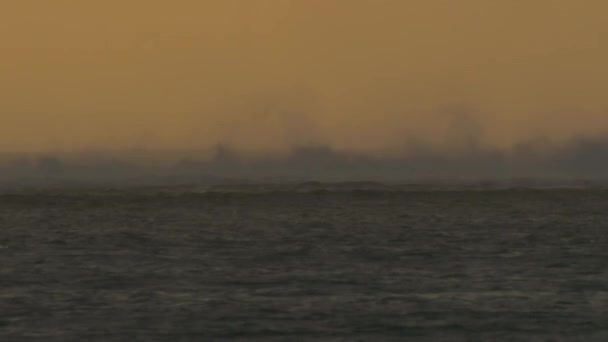 Crash des vagues de l'océan, vue dans la soirée 