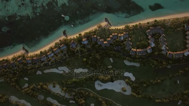 Isla tropical con casas en la costa, vista aérea — Vídeo de stock