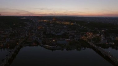 Havadan görünümü yaz Vltava Nehri boyunca. Prague, Çek Cumhuriyeti